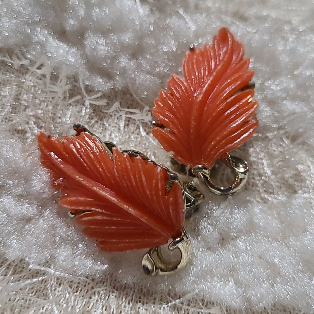 RARE 1950s Lisner Earrings Thermoset Unique Vintage Coral Feather Leaf Clip